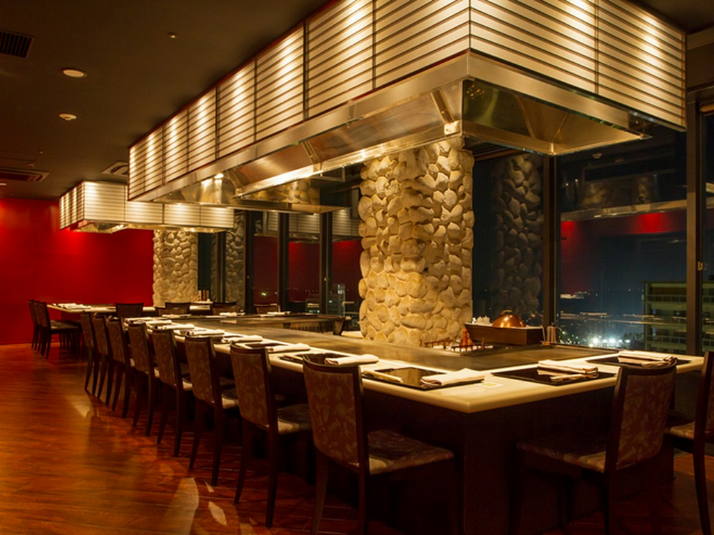 ホテル最上階からの展望が美しい、おしゃれなモダン空間