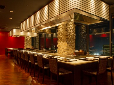 ホテル最上階からの展望が美しい、おしゃれなモダン空間