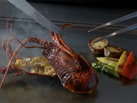 ・本日の前菜いろいろ
・本日のスープ
・伊勢海老　半身
・焼き野菜
・ステーキ（100g）
・自家製ドレッシングのサラダ
・パン又はご飯又はガーリックライス（＋1,100円）
・デザート
・コーヒー又は紅茶