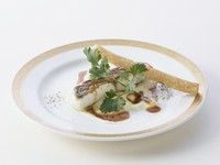 ・本日の前菜いろいろ
・本日のスープ
・本日の魚
・焼き野菜
・ステーキ（100g）
・自家製ドレッシングのサラダ
・パン又はご飯又はガーリックライス（＋1,100円）
・デザート
・コーヒー又は紅茶