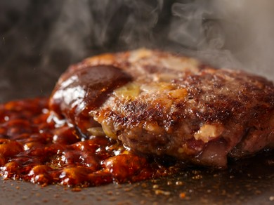 肉汁溢れるジューシーな『五條坂特製ハンバーグ』