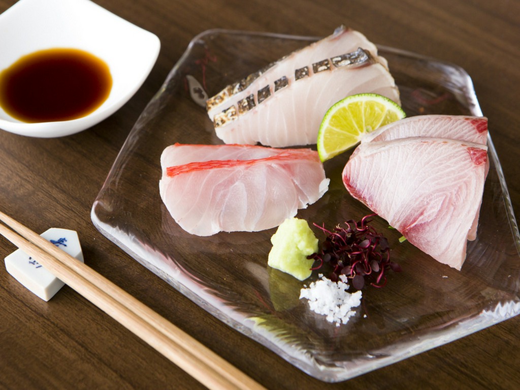 その日仕入れの旬の鮮魚に、ひと手間かけて個性を光らせた『お造り盛り合わせ』