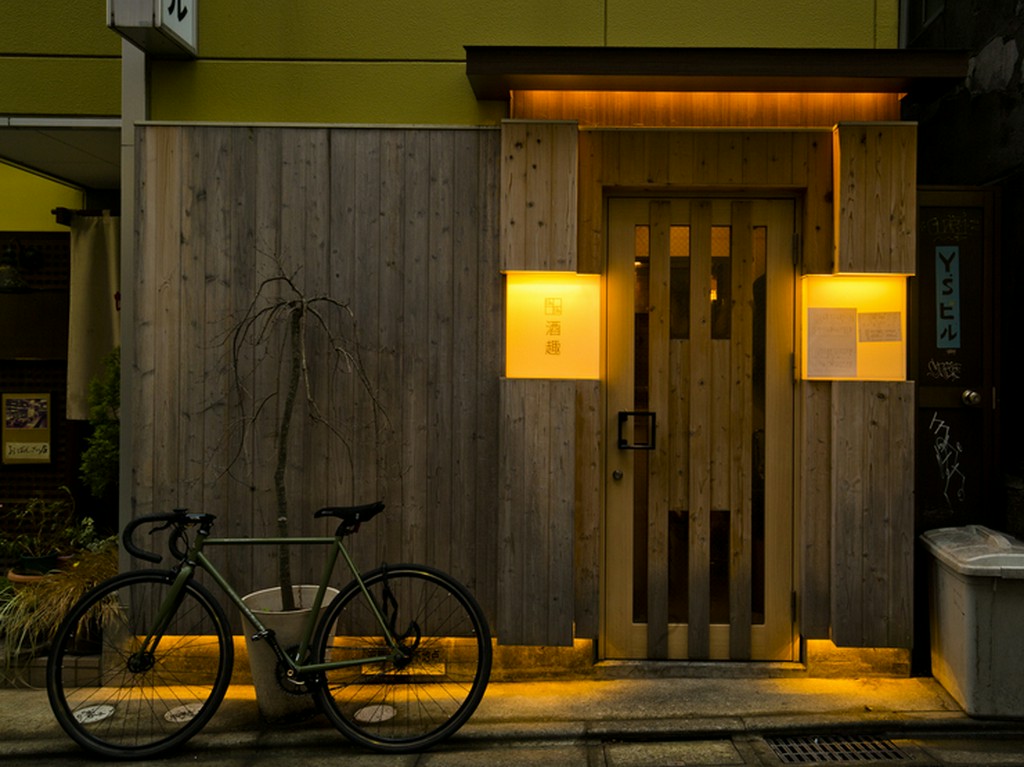 思わず見入ってしまう、楚々とした店構え