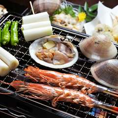 磯のにおいが香り立つ浜焼きを囲んで、饗宴を満喫