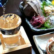 美味しい海の幸は、お酒とともに楽しみたいもの。コースには120分飲み放題、単品料理の場合は3名以上で注文できる90分飲み放題プランが用意されています。