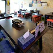 各テーブルに置かれたコンロで、自分たちで焼きながら食べられるのが嬉しいところ。アットホームな雰囲気で居心地が良く、つい長居してしまいそうになります。