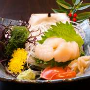 柔らかく肉厚で、まろやかな甘味が特徴の活ほたて貝を刺身で味わえる贅沢な逸品。常識を覆す美味しさです。新鮮ならではの噛みごたえがあり、一度食べるとやみつきになります。