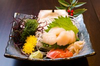 柔らかく肉厚で、まろやかな甘味が特徴の活ほたて貝を刺身で味わえる贅沢な逸品。常識を覆す美味しさです。新鮮ならではの噛みごたえがあり、一度食べるとやみつきになります。