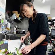 お客様には一番美味しく召し上がっていただけるよう焼き方の説明をするようにしています。上手に焼けない方にはお手伝いしますので、遠慮なくお申し付けください。