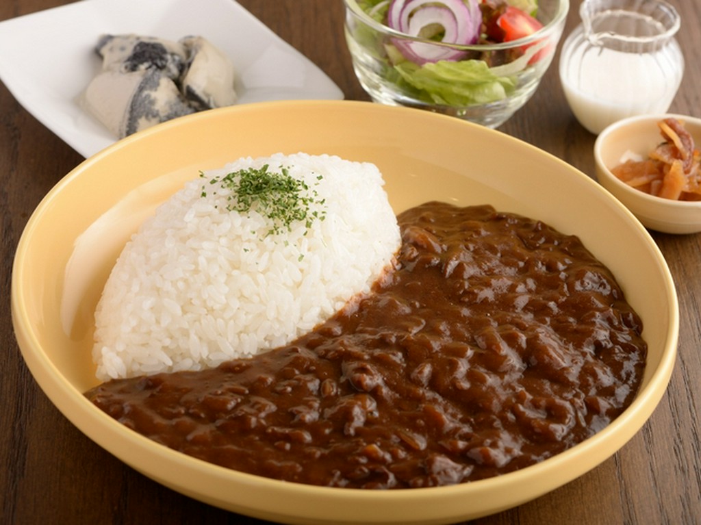 自家ブレンドのスパイスと赤ワインの深いコク『富士山　岡山牛の自家製ビーフカレー』　ランチセット