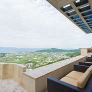 高台にある【Tenku terrace OOLOO】は、その見晴らしの良さも魅力の一つ。昼間は海を望む絶景が目の前に広がり、夜は幻想的な夜景が感動を与えてくれます。ムーディーな雰囲気で、記念日のお祝いなどにぴったり。