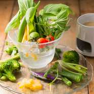 島おくら、島キュウリ、パクチーなど南城市の特産野菜を使用。シェフこだわりのアンチョビ・ニンニクベースの自家製ソースが絶品です。さっぱりしていて飽きがこないので、最後まで美味しく野菜の味も楽しめます。