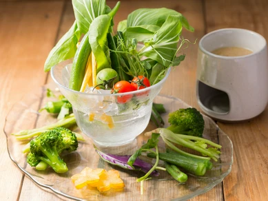 地産地消の新鮮野菜がたっぷり『OOLOO名物!!　南城野菜のバーニャカウダ』