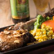 沖縄の黒豚を凍るギリギリのところの温度で熟成させる「氷温熟成」にし、素材の旨味をアップ。骨付き肉を豪快に味わえます。部分ごとに柔らかかったり噛み応えがあったり、食感の違いが楽しめるのも魅力。