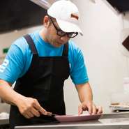 来ていただいたお客様に、記憶に残るサービスを提供したいと思っております。景色・料理・店内の雰囲気・接客、すべてにおいて満足いただけるよう心掛けていますので、ゆったりとおくつろぎください。