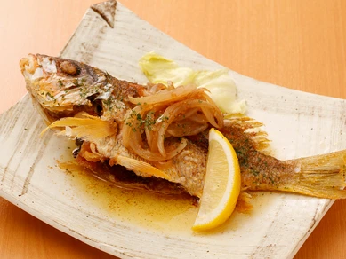 『鮮魚一尾』　※画像は一例です。鮮魚は『ヤマトビー』。バター焼きにしています
