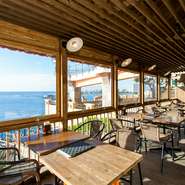 デポアイランドシーサイドビル3Fから眺める、西洋海岸は忘れられないほどの絶景。沖縄家屋をイメージした沖縄赤瓦をあしらった空間で、ゆったり寛げます。きっとSNSで自慢したくなるオーシャンビューが広がります。