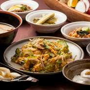 生産から料理になるまで自社一貫管理している独自ブランド「おもろアグー」をはじめ、沖縄県産の食材をつかった“うちなー料理”を堪能できます。沖縄民謡の流れる店内には、県内外問わず幅広い人で賑わっています。