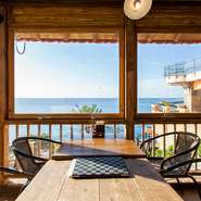 景色、料理、お酒、スタッフのホスピタリティ…すべて揃った笑顔になれる上質空間。「笑顔になれるおもてなしをしたい」というお店の想いが行き届いた心地良さがあります。大切な人と訪れたいとっておきの場所です。