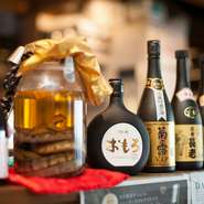 地元の方から観光客まで、どんな人も楽しめる豊富なお酒のラインナップが自慢。約20種類の泡盛やハブ酒をはじめ、日本酒からワインまで様々なお酒が揃っています。料理に合わせてグラスを変えるのも楽しそうです。