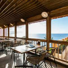 テラスで潮風を感じながら、琉球モダンな料理を味わう贅沢な時間