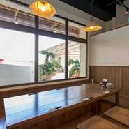 木の温もりを感じるアジアンな雰囲気の個室を完備。掘りごたつなので、足を崩してリラックスできます。接待はもちろん、家族での食事や女子会にもおすすめ。泡盛や創作うちなー料理で、アットホームに楽しめます。