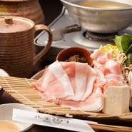 やんばるの自然の中で放牧し、自社独自の酵母発酵飼料で肥育。自然に近い環境でゆっくり育ったアグー豚は、臭みがなくサッパリした味わい。きめ細かな赤身と甘くとろける香り高い脂身に、思わず笑みがこぼれます。