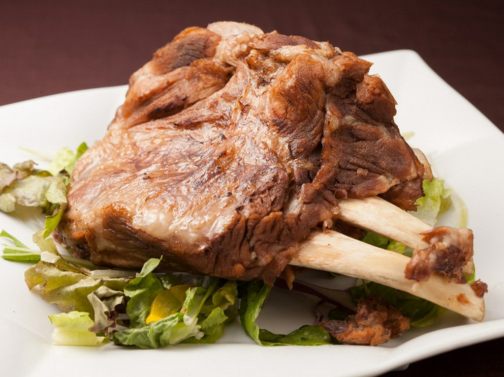 長時間柔らかく煮込んで香ばしくさっと炙った『アグーの三角スペアリブ』