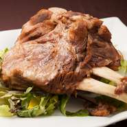 旨みと甘みのバランスが絶妙なおもろアグーを4時間煮込んだ渾身の一品。豚骨だしと薄味の醤油だれが染み込んだ極旨料理です。香ばしく炙った肉にオリジナルバーベキューソースを絡めて豪快にかぶりつきます。