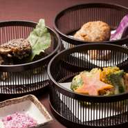 アーサ天・もずく天・どぅる天など、旬の沖縄天ぷらを盛り合わせで堪能できます。ついお酒が進んでしまう一品です。好みや苦手なものがあれば、調整の相談ができるのでスタッフにお声掛けください。