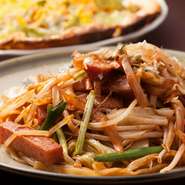 スパムと野菜がたっぷり入った、自家製ソース焼きそば。かつお節の風味と甘口ソースの香ばしい香りに食欲がわいてきます。