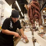 「また来たい」と思える店づくりを心がけています。料理も接客も手を抜かず、真心込めて丁寧に対応しています。【北谷殿内】でのひと時が一生の思い出になるよう、スタッフ一丸となっておもてなしをいたします。