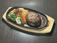 熱々の鉄板で肉汁たっぷりの特製デミグラスソースがかかっているみんな大好き
ハンバーグです。提供できない日もありますので、従業員にご確認ください。
（サラダ、ドリンクセット　￥1420）
