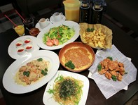 2階ラウンジを使用したビュッフェ形式のパーティプランです。
サラダ1品、揚げ物1品、肉料理1品、パスタ1品、デザート1品、フリードリンク(アイスコーヒー、ウーロン茶、オレンジジュース飲み放題)
