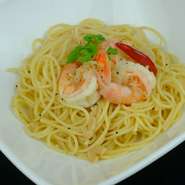 大ぶりのプリプリとした海老を使ったペペロンチーノです。
サラダ/ドリンクセット　1090円