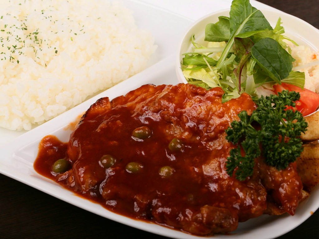 ボリューム満点『ポークチャップソテー』　※週替りなので提供していない日もあります。