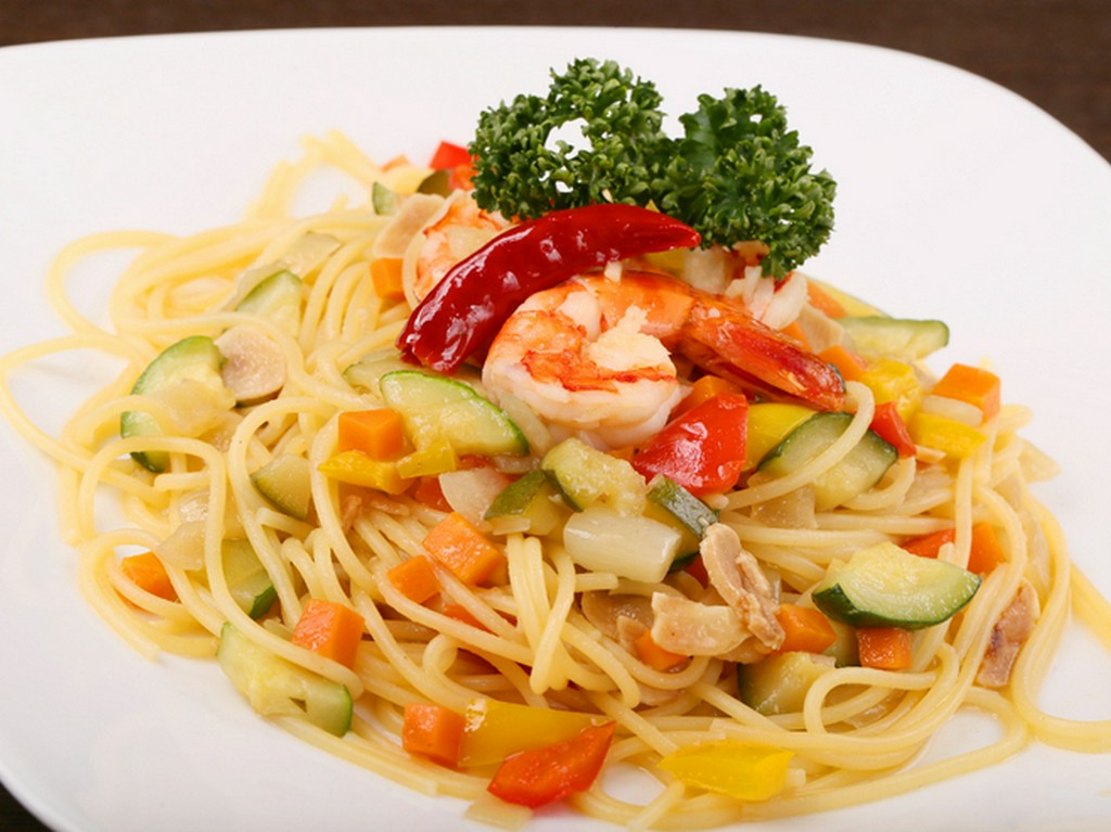 彩り鮮やか『プリプリ海老とカラフル野菜のペペロンチーノ』　※週替りなので提供していない日あり。