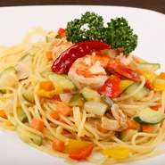 パスタの美味しさがストレートに味わえるペペロンチーノに、エビやパプリカなどの野菜を加え、彩り豊かに仕上げました。野菜の旨味や甘みも加わり、より深みのある美味しさです。