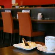 【J－Cafe】は、独自の炭火焙煎製法で焙き上げる「サッポロ珈琲館」指定ビーンズショップ。シェフが一杯づつ淹れたコーヒーを提供していますので、オリジナルスイーツと共にゆったりと味わってください。