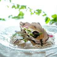 波打ち際の岩牡蠣 キャビアを添えて 自家菜園の夏野菜ジュレとともに 