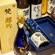 日本酒も常時15品を揃え、全国津々浦々の銘酒をご堪能いただけます。純米酒をメインに希少酒や山廃仕込みや超辛口など、各蔵元の個性際立つ味わいをお届けします。

