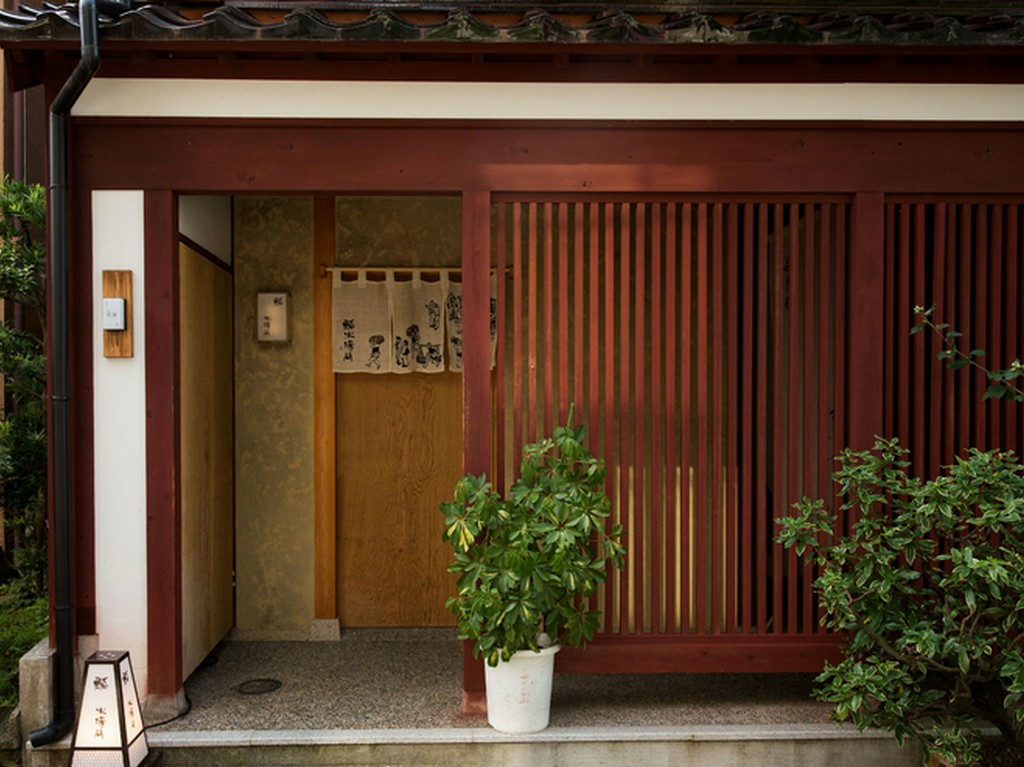 古民家を利用し、周囲の町並みに溶け込む設計に