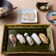 出張の寿司職人時代から続けているこだわりのひとつが富山県氷見市の魚市場への仕入れです。毎朝、眠い目をこすりながら自らが車を走らせ、市場で魚を目利きしています。これにより旬の極上の魚が使えると言います。