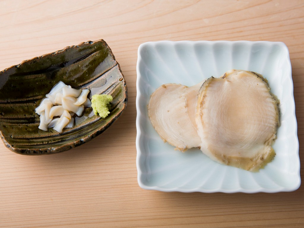 塩と酒のみでふっくら煮る『煮アワビ』