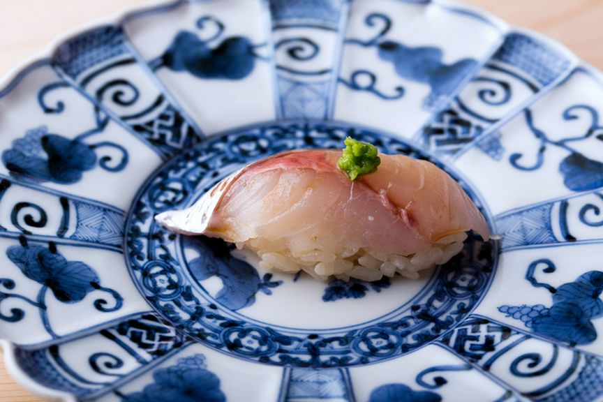 氷見の魚市場でその日に仕入れた肉厚、脂ののった『真アジ』