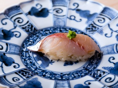 氷見の魚市場でその日に仕入れた肉厚、脂ののった『真アジ』