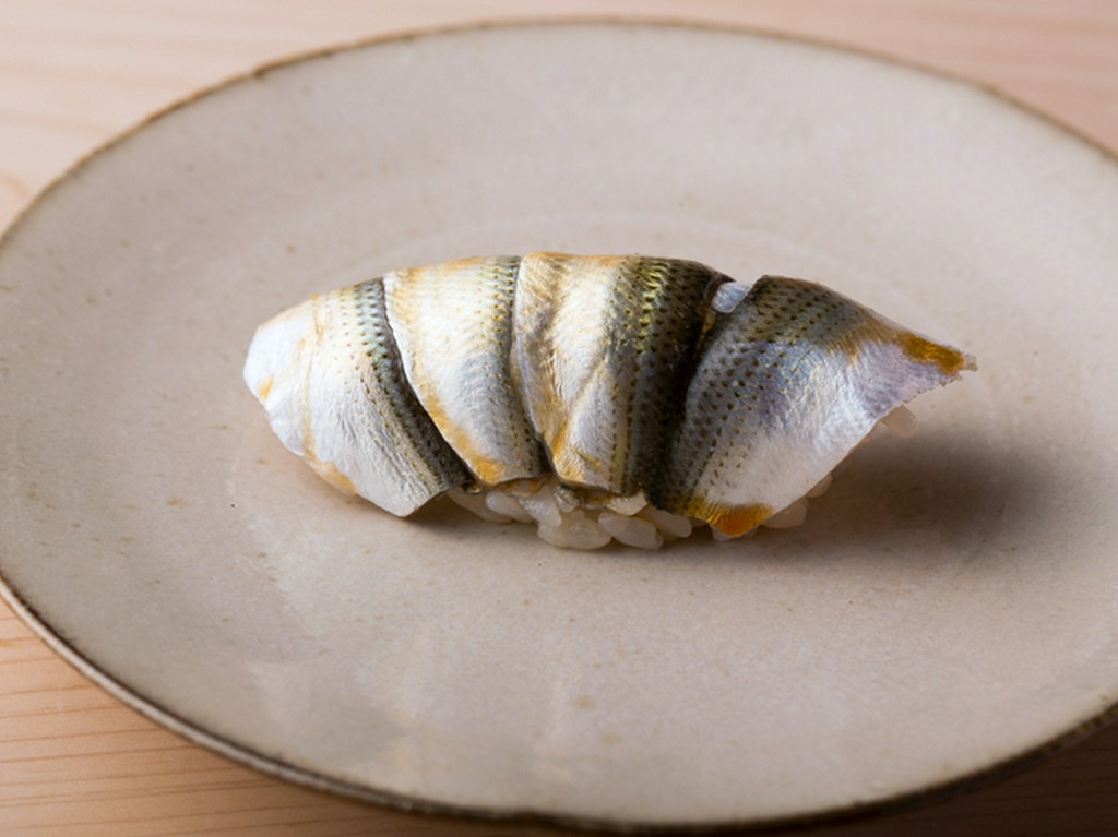 東京で学んだ江戸前の仕事を施した『小肌』