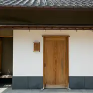 店は最寄駅であるJR野々市駅からでタクシーで約10分。周囲は住宅街になっており、これといった目印はなし。金沢市内からタクシーで訪れる人も多く、まさに【すし処　めくみ】を目指し、全国の食通が訪れています。