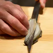 山口氏の代名詞アワビは、秒単位で時間を調整し、とろける食感の中に旨味を凝縮させた逸品。「この仕事に行き着くまでに、家が買えるほど投資しました」と山口氏。食材の長所を余すところなく引き出します。