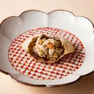ボタン海老は、あの名人。石ガニは誰それと、時に食材は漁師まで指定して仕入れることも。夏のアワビに、解禁後の蟹や海老など、季節ごとに全く違ったネタを楽しませてくれるのも【めくみ】の特徴です。